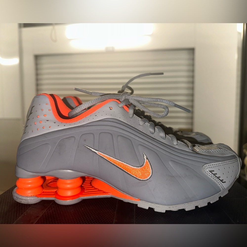 Nike Shox R4 GS Smoke Grey Hyper Crimson Orange CW2626-001 Size 6/4.5Y